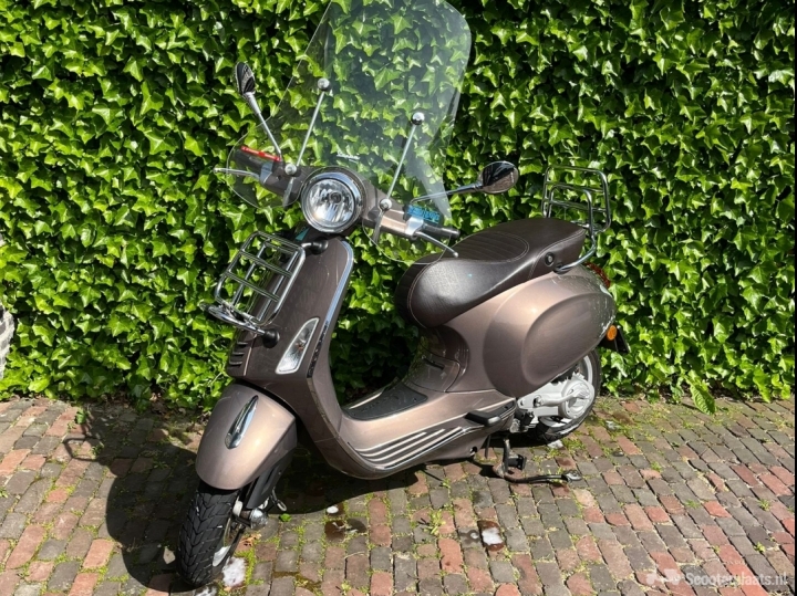 Vespa Primavera Touring bruin